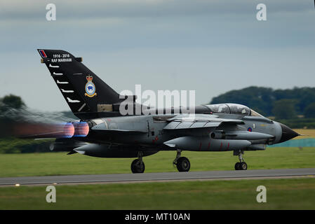 Die Royal Air Force Tornado GR4 Flugzeug für eine Antenne Demonstration während Freunde & Familien Tag an RAF Marham, England Juli 20. Der Tag ist alles zu sagen: "Danke", auf die die RAF Personal Familien, Freunde in der lokalen Gemeinschaft, die Unterstützung bei der Installation und der amerikanischen Verbündeten, deren Partnerschaft setzt sich mit der erwarteten Ankunft des F-35 an beiden RAF Marham und RAF Lakenheath zu blühen. (U.S. Air Force Foto/Tech. Sgt. Matthäus Plew) Stockfoto