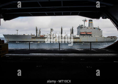 Pazifik (17. April 2017) - Der Military Sealift Command flotte Auffüllung öler USNS Guadalupe (T-AO 200) zieht neben den Flugzeugträger USS Theodore Roosevelt (CVN 71) für eine Auffüllung auf See. Theodore Roosevelt ist unterwegs durch eine maßgeschneiderte Schiff training Verfügbarkeit vor der Küste von Kalifornien. Stockfoto