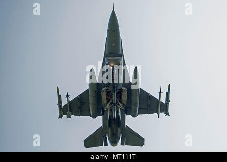 Eine F-16 CM Fighting Falcon 20 Fighter Wing zugeordnet senkt ihre Fahrwerke in Vorbereitung für die Landung bei Shaw Air Force Base, S.C., 21. Juli 2017. Die F-16 ist ein sehr wendig multi-role Fighter Aircraft in Luft-zu-Luft bekämpfen und Luft-Boden-Angriffe während der Kampfhandlungen. (U.S. Air Force Foto von Airman 1st Class Sean Sweeney) Stockfoto