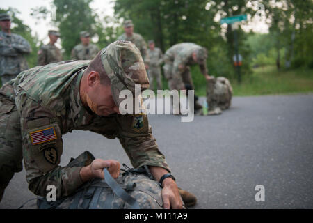 Staff Sgt. Dustin Rottero, ein Personalvermittler mit Tennessee Army National Guard Recruiting und Retention Bataillon, Tennessee National Guard, strafft die Gurte auf seinem Ruck sack vor dem 13.1-Meile ruck März durch Itasca State Park, Minn. für die Army National Guard 2017 besten Krieger Wettbewerb am 20. Juli 2017. Die Soldaten abgeschlossen, eine anstrengende Drei - Tage der militärischen Fähigkeit, Kraft und Ausdauer Ereignisse vor der Ruck März. (Minnesota National Guard Foto von Sgt. Sebastian Nemec) Stockfoto