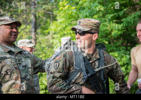 Staff Sgt. Dustin Rottero, ein Personalvermittler mit Tennessee Army National Guard Recruiting und Retention Bataillon, Tennessee National Guard, gratuliert nach Abschluss der 13.1-Meile ruck März durch Itasca State Park, Minn., für die 2017 Army National Guard besten Krieger Wettbewerb am 20. Juli 2017. Die Soldaten abgeschlossen, eine anstrengende Drei - Tage der militärischen Fähigkeit, Kraft und Ausdauer Ereignisse vor der Ruck März. (Minnesota National Guard Foto von Sgt. Sebastian Nemec) Stockfoto