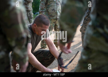 Staff Sgt. Dustin Rottero, ein Personalvermittler mit Tennessee Army National Guard Recruiting und Retention Bataillon, Tennessee National Guard, ruht nach Abschluss der 13.1-Meile ruck März durch Itasca State Park, Minn., für die 2017 Army National Guard besten Krieger Wettbewerb am 20. Juli 2017. Die Soldaten abgeschlossen, eine anstrengende Drei - Tage der militärischen Fähigkeit, Kraft und Ausdauer Ereignisse vor der Ruck März. (Minnesota National Guard Foto von Sgt. Sebastian Nemec) Stockfoto