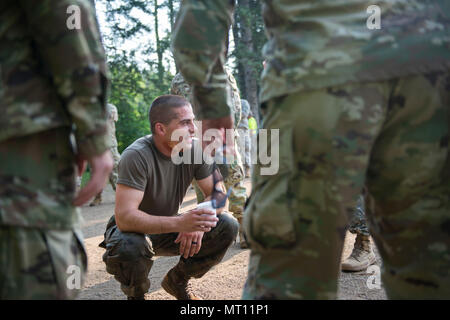 Staff Sgt. Dustin Rottero, ein Personalvermittler mit Tennessee Army National Guard Recruiting und Retention Bataillon, Tennessee National Guard, ruht nach Abschluss der 13.1-Meile ruck März durch Itasca State Park, Minn., für die 2017 Army National Guard besten Krieger Wettbewerb am 20. Juli 2017. Die Soldaten abgeschlossen, eine anstrengende Drei - Tage der militärischen Fähigkeit, Kraft und Ausdauer Ereignisse vor der Ruck März. (Minnesota National Guard Foto von Sgt. Sebastian Nemec) Stockfoto