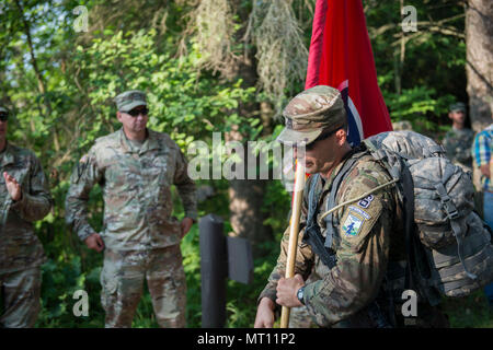 Staff Sgt. Dustin Rottero, ein Personalvermittler mit Tennessee Army National Guard Recruiting und Retention Bataillon, Tennessee National Guard, an zweiter Stelle in der 13.1-Meile ruck März durch Itasca State Park, Minn., während die Tennessee State Flag während der 2017 Army National Guard besten Krieger Wettbewerb am 20. Juli 2017. Die Soldaten abgeschlossen, eine anstrengende Drei - Tage der militärischen Fähigkeit, Kraft und Ausdauer Ereignisse vor der Ruck März. (Minnesota National Guard Foto von Sgt. Sebastian Nemec) Stockfoto