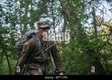 Staff Sgt. Dustin Rottero, ein Personalvermittler mit Tennessee Army National Guard Recruiting und Retention Bataillon, Tennessee National Guard, läuft durch die Meile - marker Acht der 13.1-Meile ruck März durch Itasca State Park, Minn., für die 2017 Army National Guard besten Krieger Wettbewerb am 20. Juli 2017. Die Soldaten abgeschlossen, eine anstrengende Drei - Tage der militärischen Fähigkeit, Kraft und Ausdauer Ereignisse vor der Ruck März. (Minnesota National Guard Foto von Sgt. Sebastian Nemec) Stockfoto