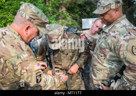 Staff Sgt. Dustin Rottero, ein Personalvermittler mit Tennessee Army National Guard Recruiting und Retention Bataillon, Tennessee National Guard, in der er seine Ruck sack nach Abschluss der 13.1-Meile ruck März durch Itasca State Park, Minn., für die 2017 Army National Guard besten Krieger Wettbewerb am 20. Juli 2017 unterstützte. Die Soldaten abgeschlossen, eine anstrengende Drei - Tage der militärischen Fähigkeit, Kraft und Ausdauer Ereignisse vor der Ruck März. (Minnesota National Guard Foto von Sgt. Sebastian Nemec) Stockfoto