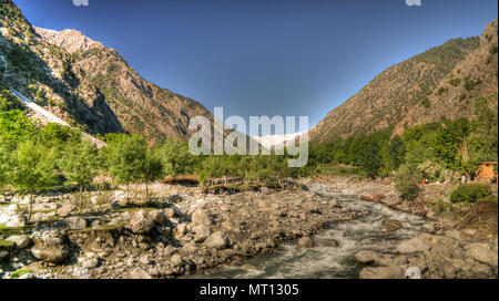 Blick auf Fluss und Bamboret Kalash Tal, Chitral, Hindukusch, Pakistan Stockfoto