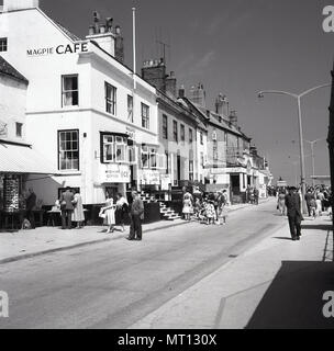 1950er Jahre, historische Bild zeigt die Elster Cafe, einem bekannten Fischrestaurant in Pier Road, Whitby, England, UK. Das markante Gebäude war früher ein Merchant House, bevor Sie ein Cafe in rund 1939 und mit Blick auf den Hafen. Stockfoto