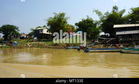 Schlechte fishervillage auf der tnle Sap Fluss in Kambodscha Stockfoto