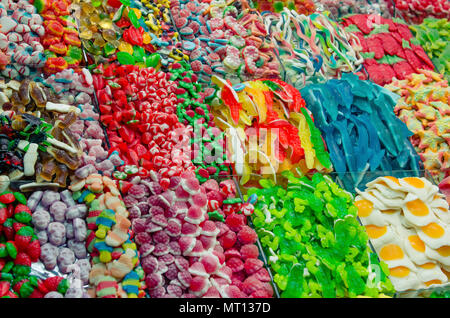 Süßwaren auf dem Markt in den Regalen. Vielzahl von farbigen Süßigkeiten Stockfoto