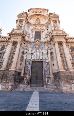 Main Türen Fassade, die Kathedrale von Santa Maria (XIV Jh.) ein wesentliches Stück des Spanischen Barock. Murcia. Spanien Stockfoto