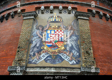 Die Wand Weg zum Königspalast mit Mosaik Wappen auf dem Burgberg in Budapest, Ungarn. Stockfoto