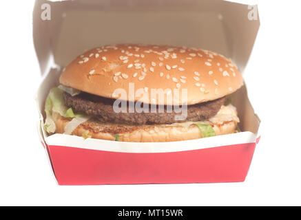 Lecker große Hamburger im Karton auf weißem Hintergrund Stockfoto