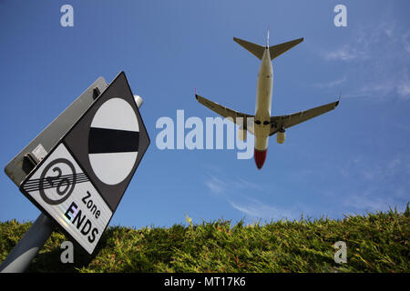Norwegian Air boeing 737-8JP EI-FVL passiert ein Straßenschild auf der Straße am Rand der Landebahn, während es seine endgültige Annäherung an den flughafen von edinburgh macht Stockfoto