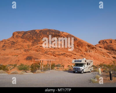 Ein RV motor Home ist auf einem Campingplatz in der Wüste der Valley of Fire State Park (Nevada, USA) geparkt Stockfoto