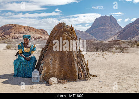 Herero Frau in der Spitzkoppe, Usakos, Namibia, Afrika Stockfoto