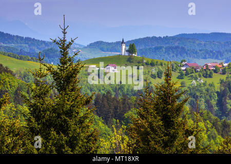 Die lokale Kirche von Planina nad Horjulom ist dem heiligen Andreas gewidmet. Es wurde zum ersten Mal in schriftlichen Quellen im Jahre 1526 erwähnt, und die aktuelle Struktur wurde Stockfoto