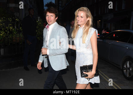 Sofia Wellesley (links) und James Blunt und Sofia Wellesley bei Chiltern Firehouse in London anreisen von Kylie Minogue 50. Geburtstag zu feiern. Stockfoto