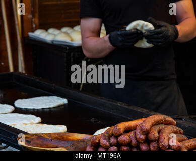 Traditionelle ungarische Speisen (gedünstetes Gemüse und Fleisch, Gulasch, Schinken, flache Kuchen und Würstchen) an einer Straße Messestand auf dem Vörösmarty Platz, Budape Stockfoto