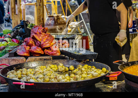 Traditionelle ungarische Speisen (gedünstetes Gemüse und Fleisch, Gulasch, Schinken, flache Kuchen und Würstchen) an einer Straße Messestand auf dem Vörösmarty Platz, Budape Stockfoto