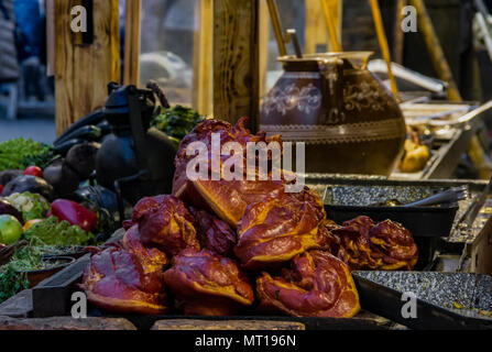 Traditionelle ungarische Speisen (gedünstetes Gemüse und Fleisch, Gulasch, Schinken, flache Kuchen und Würstchen) an einer Straße Messestand auf dem Vörösmarty Platz, Budape Stockfoto