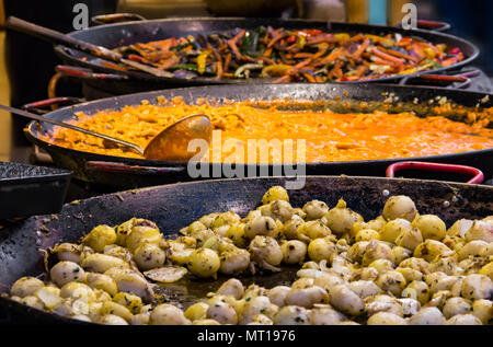 Traditionelle ungarische Speisen (gedünstetes Gemüse und Fleisch, Gulasch, Schinken, flache Kuchen und Würstchen) an einer Straße Messestand auf dem Vörösmarty Platz, Budape Stockfoto