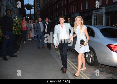 Übertragen der KORREKTUR DATUM Sofia Wellesley (links) und James Blunt und Sofia Wellesley bei Chiltern Firehouse in London anreisen von Kylie Minogue 50. Geburtstag zu feiern. Stockfoto