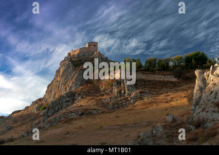 Felsige Burg (9. Jahrhundert) bei Sonnenaufgang. Luque. Provinz Córdoba. Region Andalusien, Spanien. Europa Stockfoto