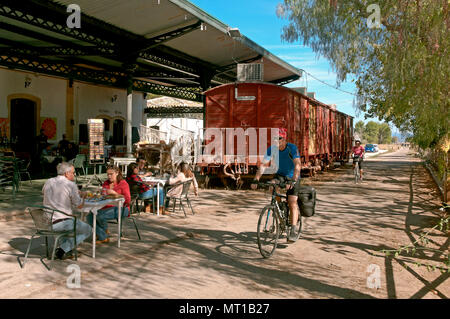 Greenway der Subbetica (alte Bahnlinie der sogenannten "Öl") - alte Station (jetzt Bar). Luque. Provinz Córdoba. Region Andalusien. Spanien Stockfoto