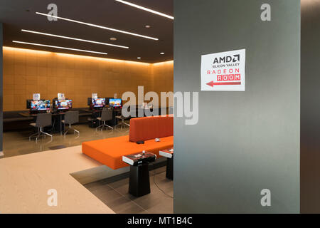 Santa Clara, Kalifornien - 26. April 2018: Advanced Micro Devices Hauptsitz im Silicon Valley. AMD Radeon Zimmer - öffentliche Präsentation seiner neuesten Tech Stockfoto