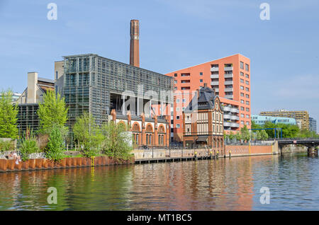 Berlin, Deutschland - 22. April 2018: Radialsystem V, ein Kultur- und Veranstaltungszentrum, mit seinen roten Backsteingebäude der Maschinenhalle der Pumpstation Stockfoto