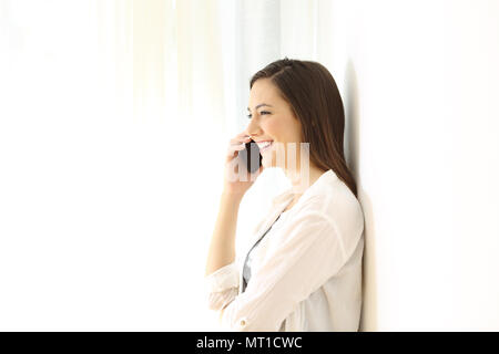 Profil von eine glückliche Frau Anrufen auf Telefon mit einer isolierten Hintergrund auf weiß an der Seite