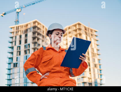 Wunderschöne Business woman Engineer tragen orange Overall Stockfoto