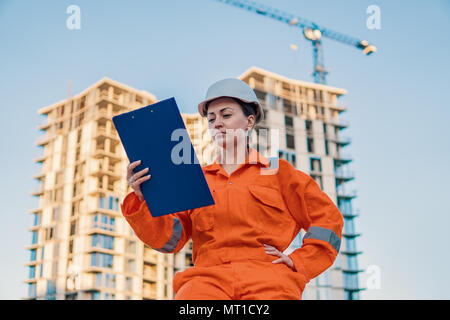 Wunderschöne Business woman Engineer tragen orange Overall Stockfoto