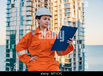 Wunderschöne Business woman Engineer tragen orange Overall Stockfoto