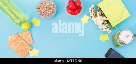 Banner ist nützlicher Produkte, kirsche Tomate, Apfel Obst Samen Plastikgeschirr weiße Blumen, frischen Salat, oben Platz für Text kopieren, Flach Stockfoto