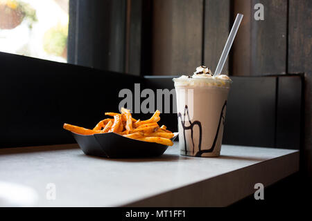 Milchshake und Pommes Frites Stockfoto