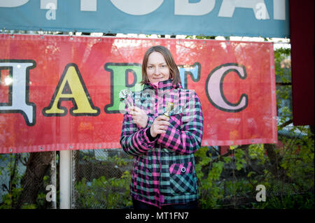 Moskau, Russland - 13. MAI 2017: Russische Athleten Ekaterina Ersova steht mit Dart Speere auf Turnier Tag läuft. Stockfoto