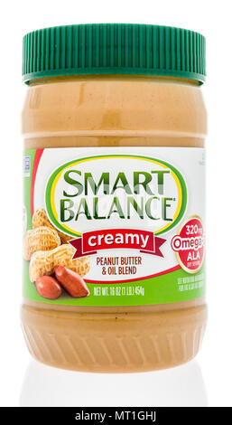 Winneconne, WI - 28. April 2018: ein Container von Smart Balance creamy Peanut Butter auf einem isolierten Hintergrund. Stockfoto