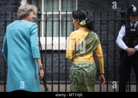 Whitehall, London, UK. 13. September 2016. Der britische Premierminister Theresa May grüßt die birmanische Führer und Ratgeber Aung San Suu Kyi außerhalb Stockfoto