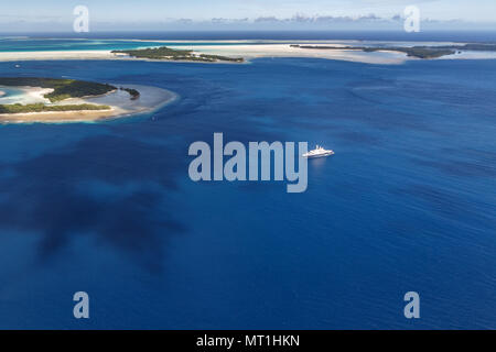 Blau und Weiß Mega Yacht gleitet inmitten von tropischen Inseln in pazifischen Gewässern Stockfoto