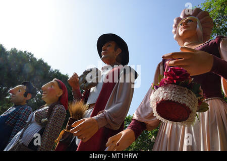 BARCELONA - 27. Mai: Riesen und Big-Heads im La Palmera, im La Verneda während des Popularri Kulturfestival am 27. Mai 2018 in Barcelona Stockfoto