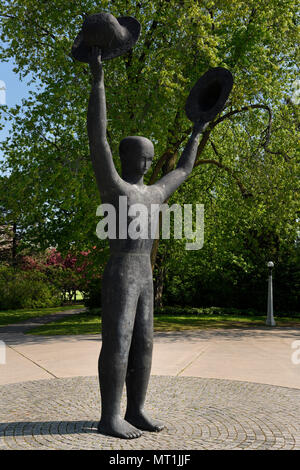 Niederlande Kanada Liberation Monument der Mann mit zwei Hüte in Kommissare Park bei Dow's Lake Ottawa während der Tulip Festival Stockfoto