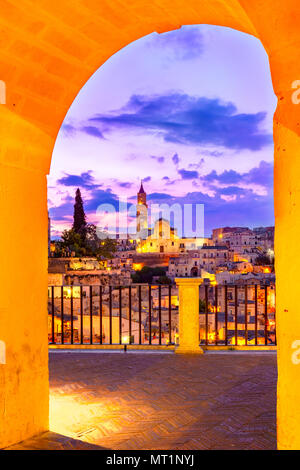 Matera, Basilikata, Italien: Nachtansicht der Altstadt - Sassi di Matera Stockfoto