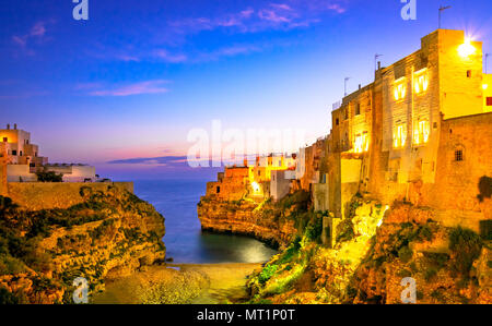 Polignano a Mare, Apulien, Italien: Sonnenaufgang an der Cala Paura Golf mit Bastione di Santo Stefano und Lama Monachile Strand Stockfoto