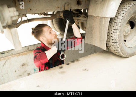 Garage Operator Reparatur Lkw Stockfoto