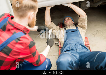 Automechaniker unter Lkw Stockfoto