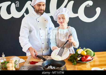 Koch in Ausbildung Stockfoto