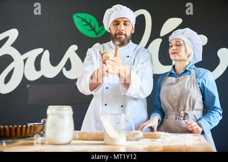 Koch und Küchenchef arbeiten mit Teig Stockfoto