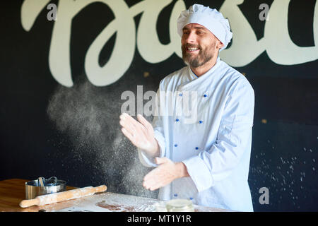 Bäcker in der Küche Stockfoto